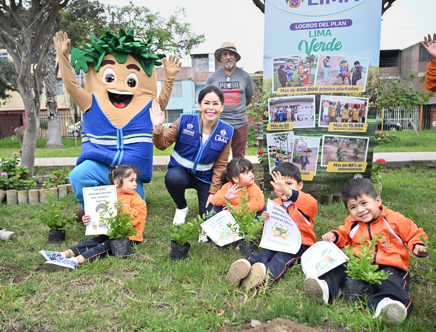 Familias participando en una siembra comunitaria