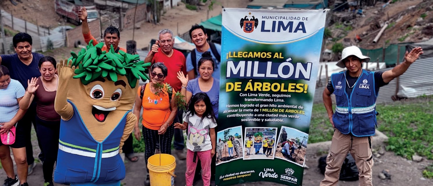 Vecinos y el promotor de SERPAR celebran el millón de árboles en una ladera de Lima